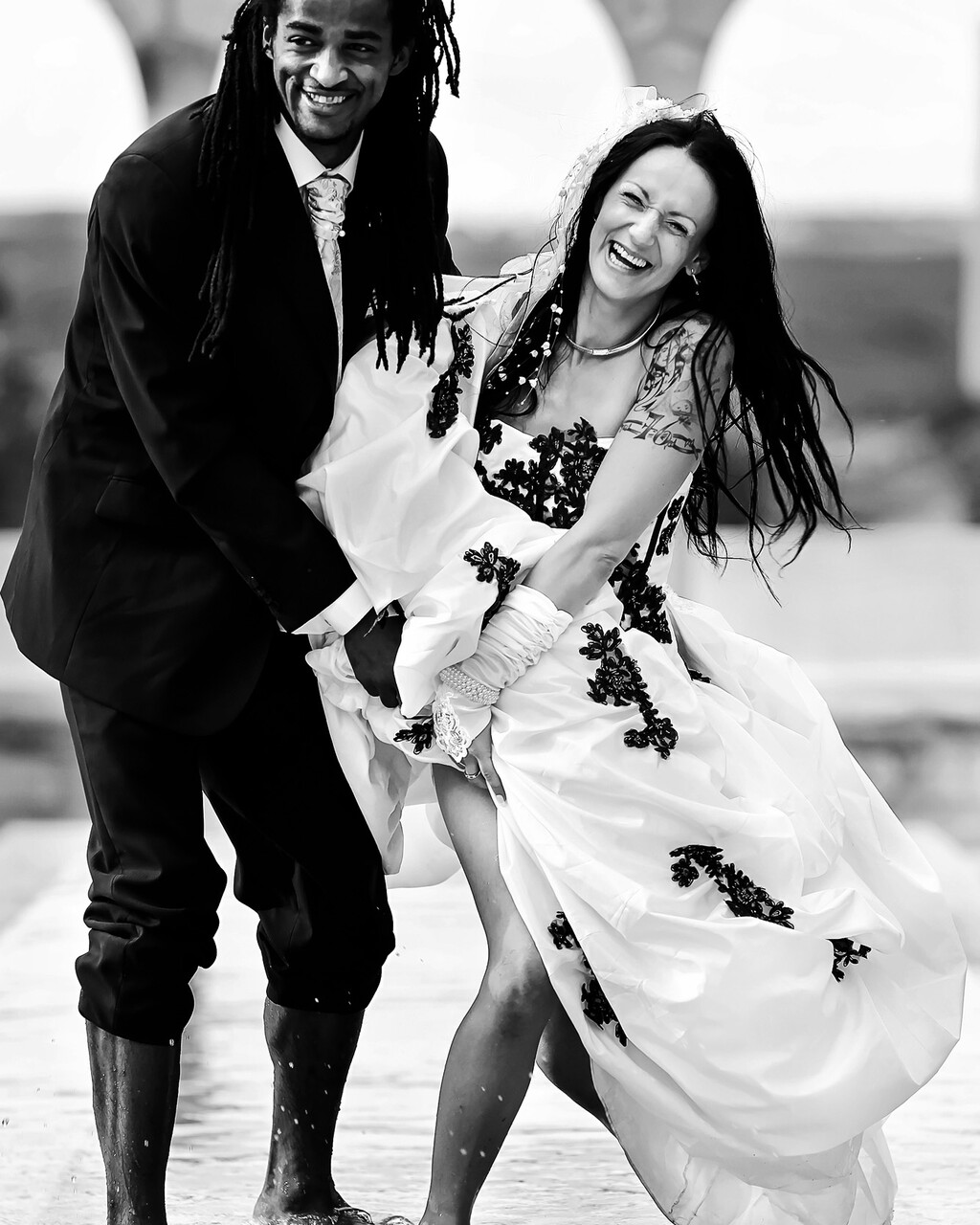 Portrait de mariée en noir et blanc avec bouquet réalisé à Nîmes