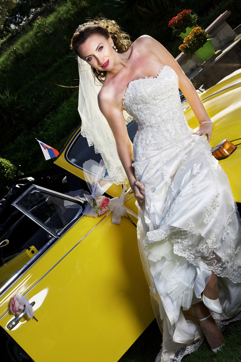 Portrait de mariée avec voiture de collection réalisé dans le Gard