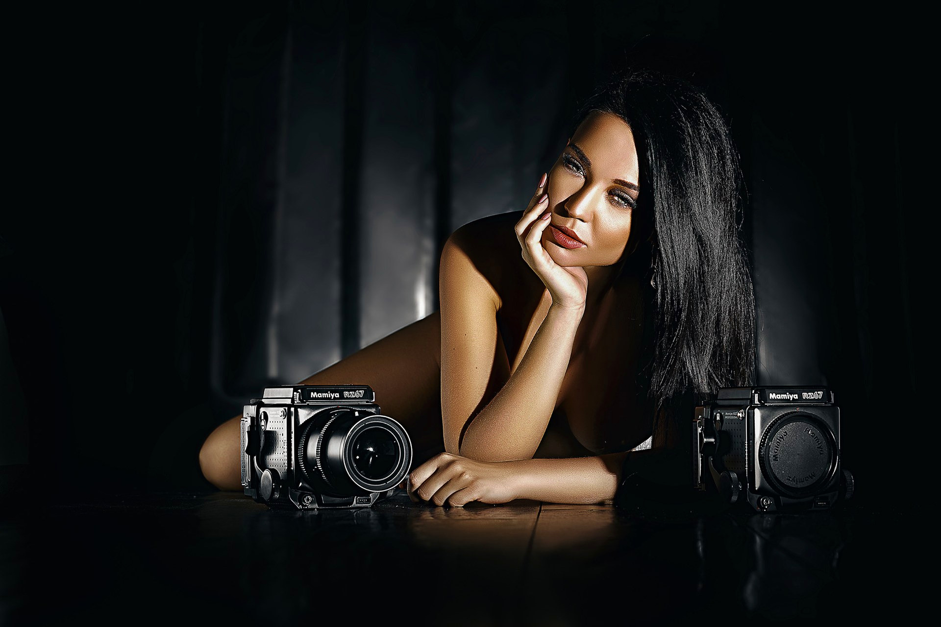 Portrait éditorial en clair-obscur avec deux Mamiya RZ67 pour un client de Nîmes