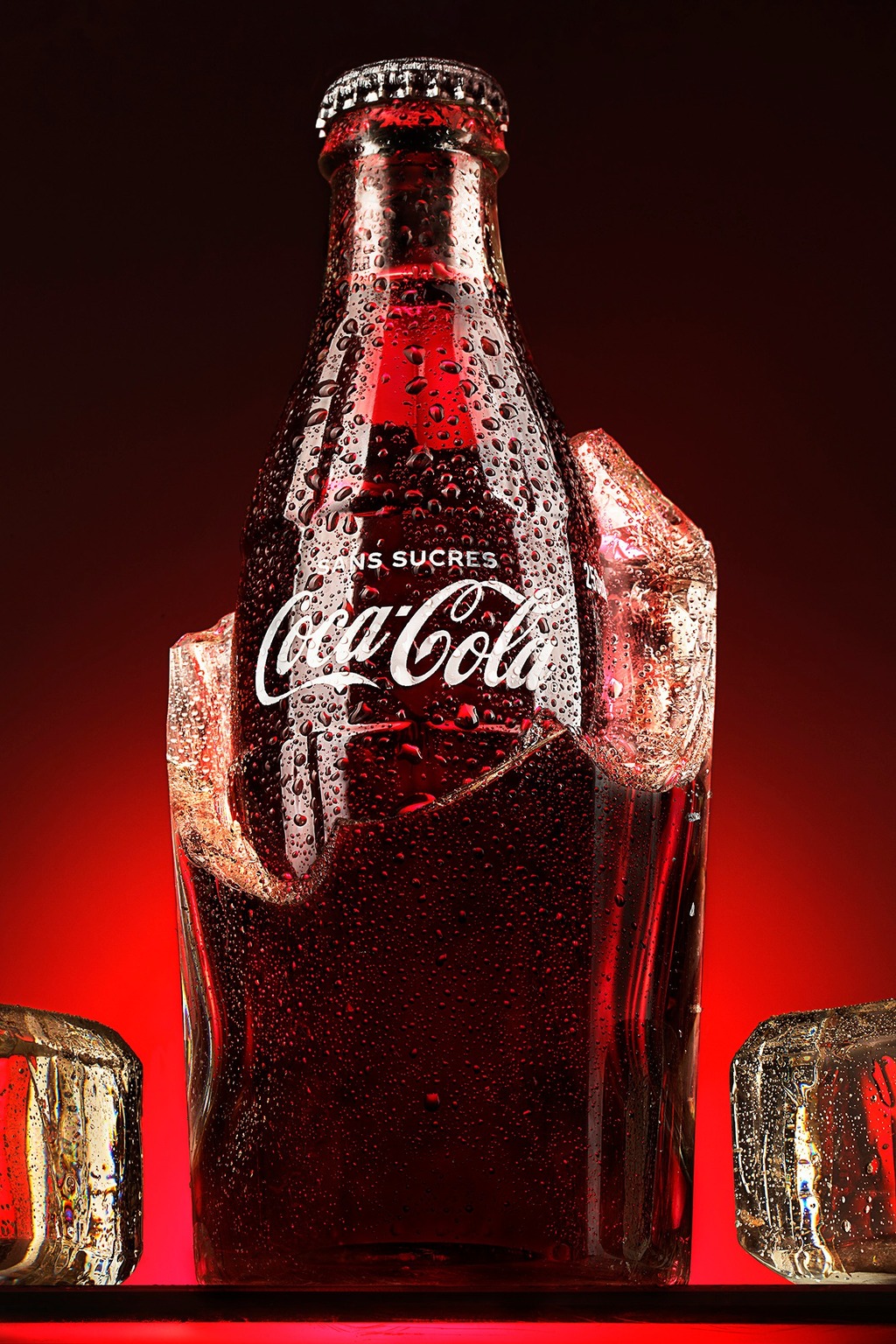Packshot publicitaire de bouteille de soda sur glace, photographie produit en studio mobile à Nîmes